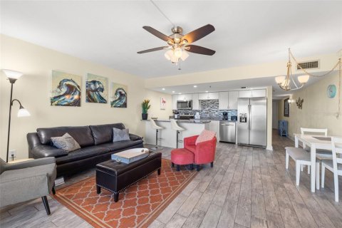 Condo in Indian Shores, Florida, 1 bedroom № 2142529 - photo 8