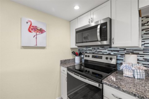 Condo in Indian Shores, Florida, 1 bedroom № 2142529 - photo 12