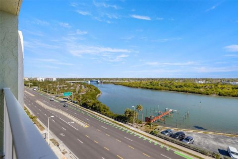 Condo in Indian Shores, Florida, 1 bedroom № 2142529 - photo 23