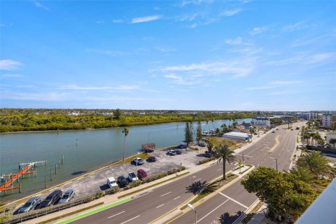 Condo in Indian Shores, Florida, 1 bedroom № 2142529 - photo 22