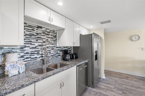 Condo in Indian Shores, Florida, 1 bedroom № 2142529 - photo 13