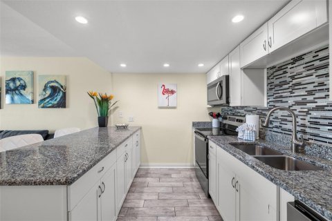 Condo in Indian Shores, Florida, 1 bedroom № 2142529 - photo 11