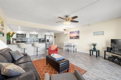 Condo in Indian Shores, Florida, 1 bedroom № 2142529 - photo 5