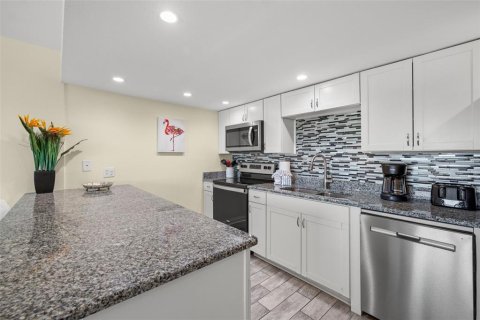 Condo in Indian Shores, Florida, 1 bedroom № 2142529 - photo 10