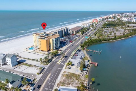 Condo in Indian Shores, Florida, 1 bedroom № 2142529 - photo 25