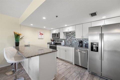 Condo in Indian Shores, Florida, 1 bedroom № 2142529 - photo 4