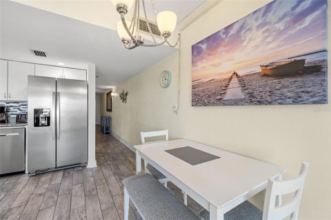 Condo in Indian Shores, Florida, 1 bedroom № 2142529 - photo 15