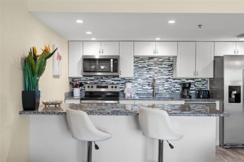 Condo in Indian Shores, Florida, 1 bedroom № 2142529 - photo 9