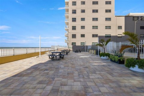 Condo in Indian Shores, Florida, 1 bedroom № 2142529 - photo 27