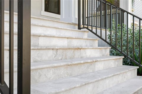 House in Tampa, Florida 6 bedrooms, 467.67 sq.m. № 1767042 - photo 7