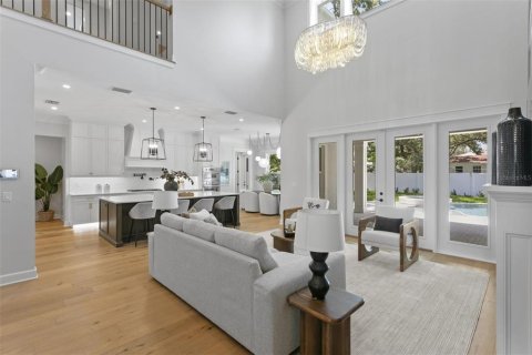 House in Tampa, Florida 5 bedrooms, 467.67 sq.m. № 1767042 - photo 7