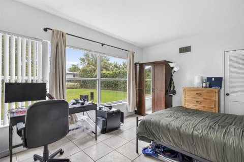 Commercial property in Coral Gables, Florida 346.15 sq.m. № 2010528 - photo 9