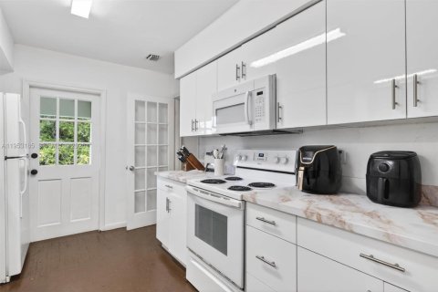 Commercial property in Coral Gables, Florida 346.15 sq.m. № 2010528 - photo 22