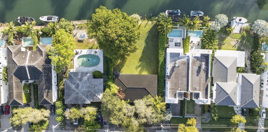 Commercial property in Coral Gables, Florida 346.15 sq.m. № 2010528