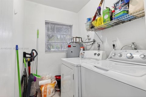 Commercial property in Coral Gables, Florida 346.15 sq.m. № 2010528 - photo 10