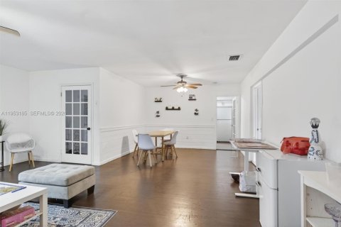 Commercial property in Coral Gables, Florida 346.15 sq.m. № 2010528 - photo 20