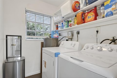 Commercial property in Coral Gables, Florida 346.15 sq.m. № 2010528 - photo 24