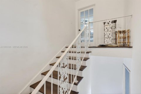 Commercial property in Coral Gables, Florida 346.15 sq.m. № 2010528 - photo 18