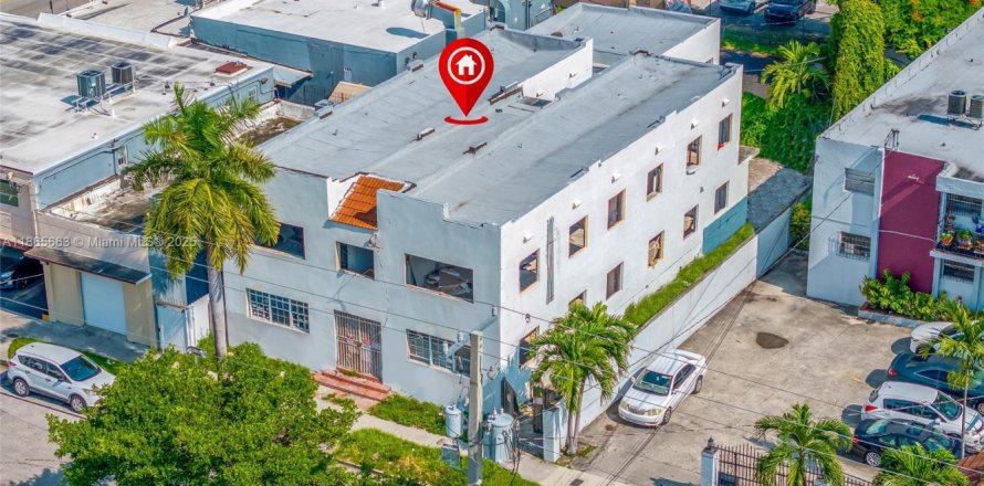 Commercial property in Miami, Florida № 1896118