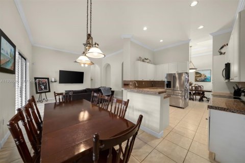 Casa en venta en Cutler Bay, Florida, 4 dormitorios, 231.88 m2 № 1996933 - foto 13