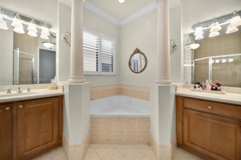 Casa en venta en Cutler Bay, Florida, 4 dormitorios, 231.88 m2 № 1996933 - foto 22