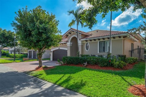 Casa en venta en Cutler Bay, Florida, 4 dormitorios, 231.88 m2 № 1996933 - foto 4