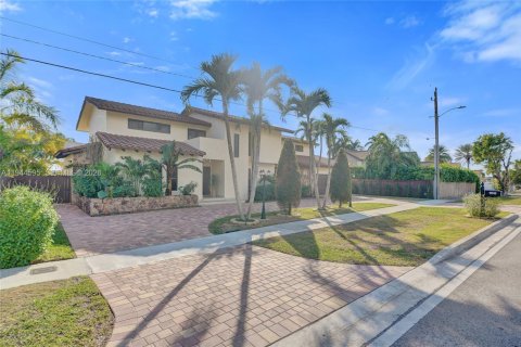 Casa en venta en Miami, Florida, 6 dormitorios, 274.99 m2 № 2001490 - foto 2
