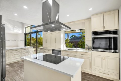 Casa en venta en Miami, Florida, 6 dormitorios, 274.99 m2 № 2001490 - foto 16