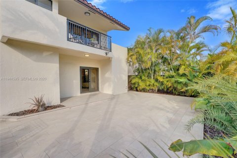 Casa en venta en Miami, Florida, 6 dormitorios, 274.99 m2 № 2001490 - foto 29