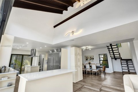 Casa en venta en Miami, Florida, 6 dormitorios, 274.99 m2 № 2001490 - foto 17