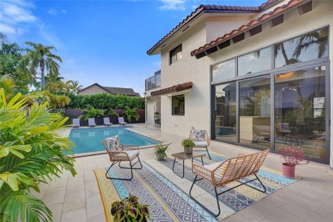 Casa en venta en Miami, Florida, 6 dormitorios, 274.99 m2 № 2001490 - foto 21