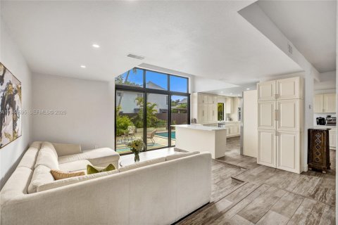 Casa en venta en Miami, Florida, 6 dormitorios, 274.99 m2 № 2001490 - foto 7