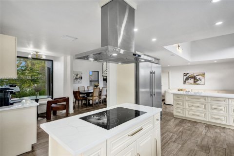 Casa en venta en Miami, Florida, 6 dormitorios, 274.99 m2 № 2001490 - foto 15