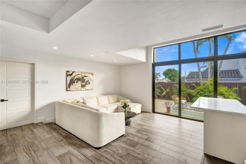 Casa en venta en Miami, Florida, 6 dormitorios, 274.99 m2 № 2001490 - foto 9