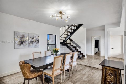Casa en venta en Miami, Florida, 6 dormitorios, 274.99 m2 № 2001490 - foto 19