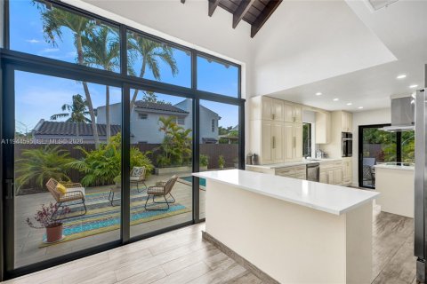 Casa en venta en Miami, Florida, 6 dormitorios, 274.99 m2 № 2001490 - foto 10