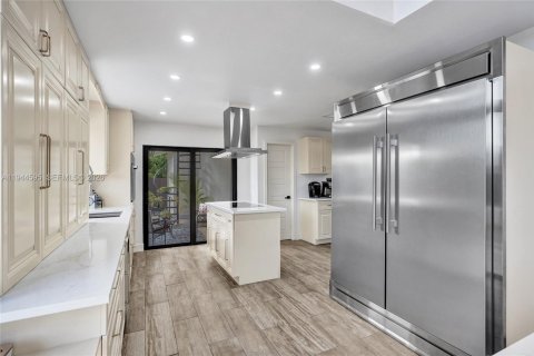 Casa en venta en Miami, Florida, 6 dormitorios, 274.99 m2 № 2001490 - foto 11