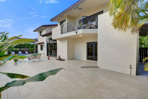 Casa en venta en Miami, Florida, 6 dormitorios, 274.99 m2 № 2001490 - foto 25
