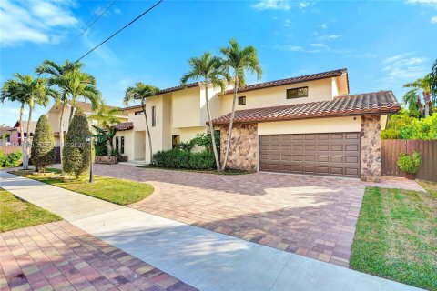 Casa en venta en Miami, Florida, 6 dormitorios, 274.99 m2 № 2001490 - foto 3