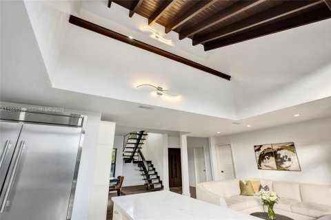 Casa en venta en Miami, Florida, 6 dormitorios, 274.99 m2 № 2001490 - foto 18