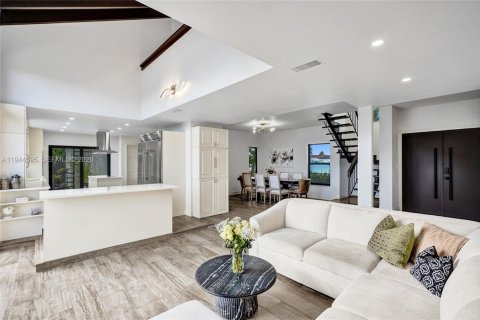 Casa en venta en Miami, Florida, 6 dormitorios, 274.99 m2 № 2001490 - foto 6