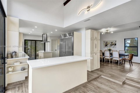Casa en venta en Miami, Florida, 6 dormitorios, 274.99 m2 № 2001490 - foto 13