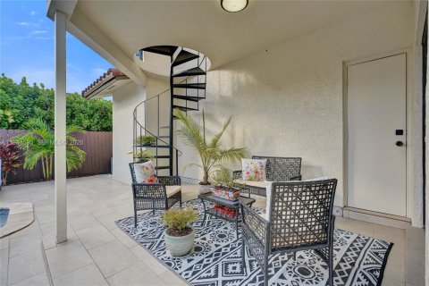 Casa en venta en Miami, Florida, 6 dormitorios, 274.99 m2 № 2001490 - foto 27