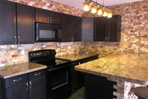 Кондоминиум с 1 спальней в Халландейл-Бич, Флорида № 2032118