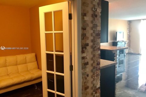 Снять в аренду кондоминиум в Халландейл-Бич, Флорида 1 спальня, 92.9м2, № 2032118 - фото 10