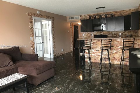 Снять в аренду кондоминиум в Халландейл-Бич, Флорида 1 спальня, 92.9м2, № 2032118 - фото 3