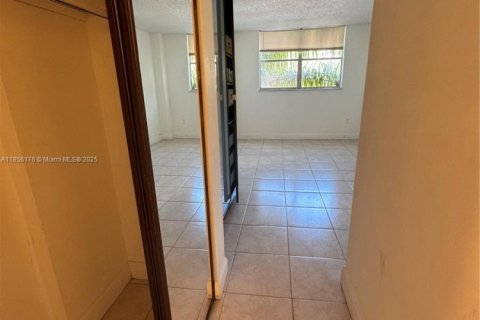 Condominio en venta en North Miami Beach, Florida, 1 dormitorio, 61.13 m2 № 1962772 - foto 13