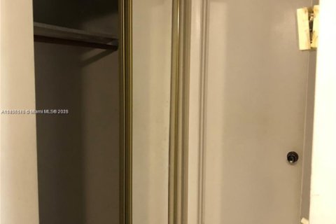 Condominio en venta en North Miami Beach, Florida, 1 dormitorio, 61.13 m2 № 1962772 - foto 3