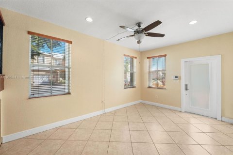 Touwnhouse à vendre à Miami, Floride: 4 chambres, 166.57 m2 № 2022191 - photo 3