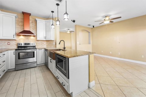 Touwnhouse à vendre à Miami, Floride: 4 chambres, 166.57 m2 № 2022191 - photo 17